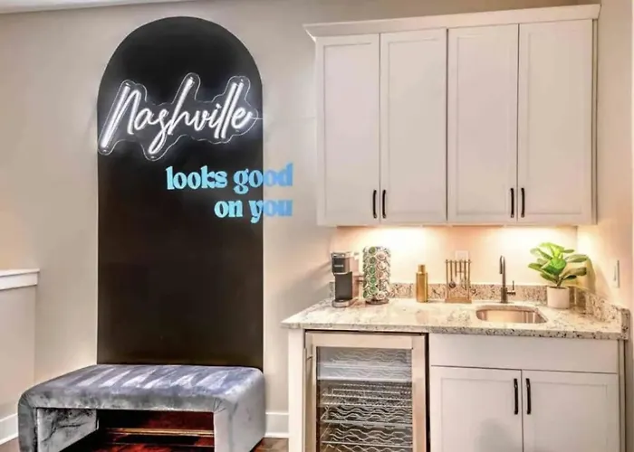 Luxury Four-Story Home, Rooftop Deck With Views, Pingpong! Sleeps 12!