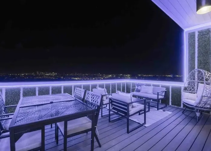 Luxury Four-Story Home, Rooftop Deck With Views, Pingpong! Sleeps 12!