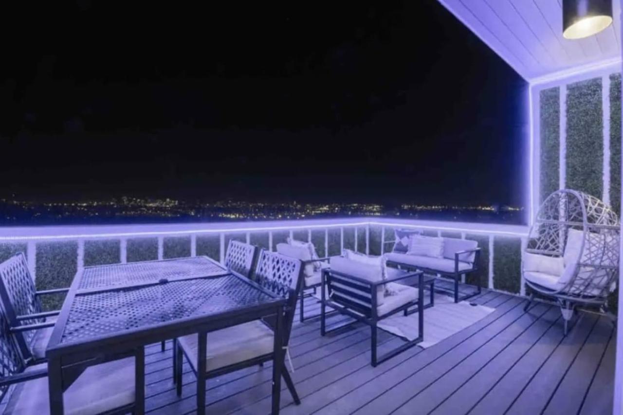 Luxury Four-story Home, Rooftop Deck With Views, Pingpong! Sleeps 12! Casa vacanze Nashville
