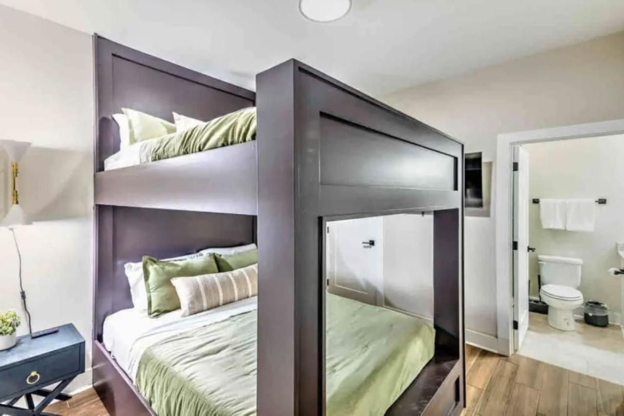 Casa vacanze Luxury Four-story Home, Rooftop Deck With Views, Pingpong! Sleeps 12!